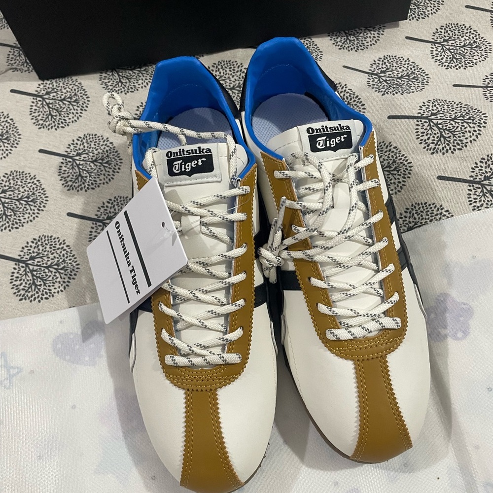 Onitsuka Tiger by Asics White/Black/Gold Retro Runner - Picture 3 of 10